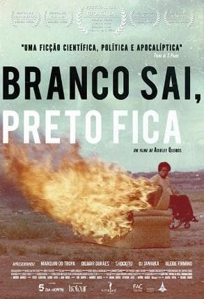 Homem cadeirante observa um sofá em chamas, em um campo aberto, com o céu nublado. Acima do título, o texto: Uma ficção científica, política e apocalíptica.